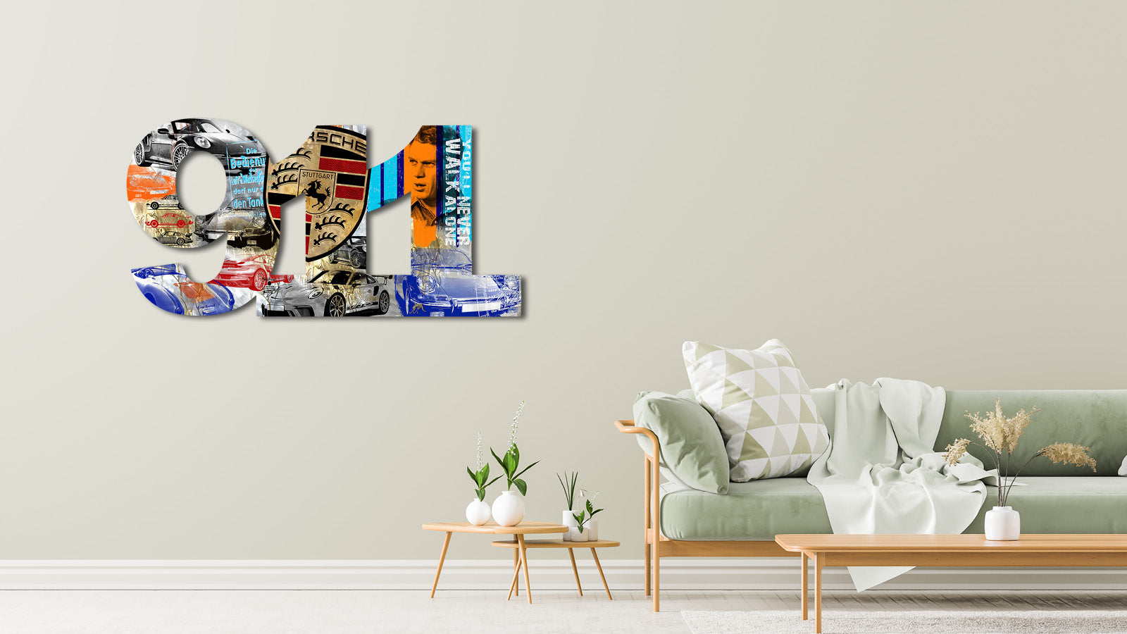Raumbild von Pop Art Kunstwerk "911" von Devin Miles Porsche mit Wappen Sportwagen Collage Aluminium Blattgold im Wohnraum