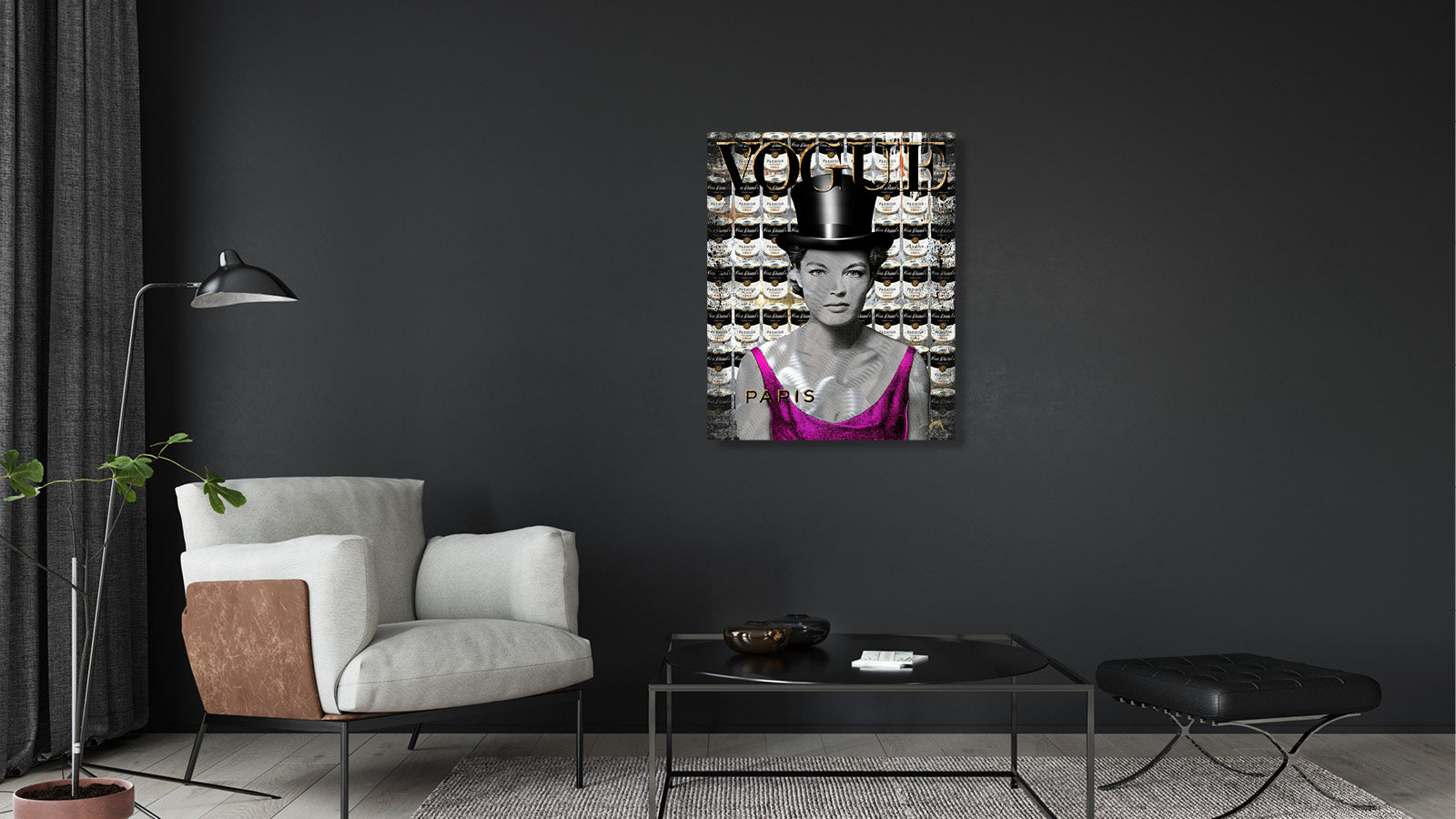 Raumbild von Pop Art Kunstwerk Chapeau Claque Devin Miles Frauenporträt Zylinder Vogue Paris Aluminium im Wohnraum