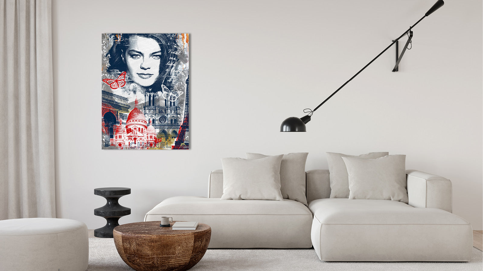 Raumbild von Pop Art Kunstwerk "Grande Dame" von Devin Miles mit Frauenporträt Paris Eiffelturm Notre-Dame Schmetterlinge Aluminium im Wohnraum
